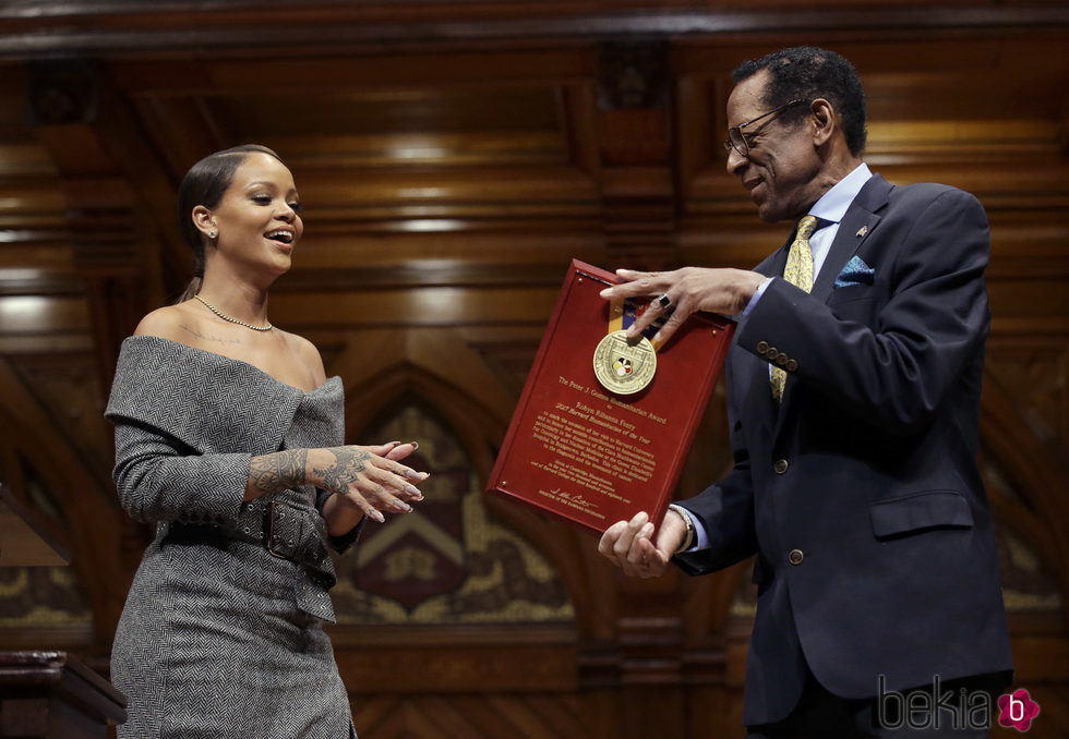 Rihanna feliz recogiendo en Harvard el título de Humanitaria del Año 2017