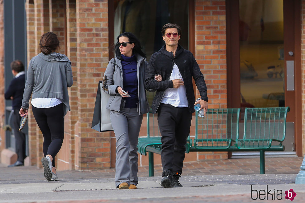 Orlando Bloom paseando de la mano de Katy Perry