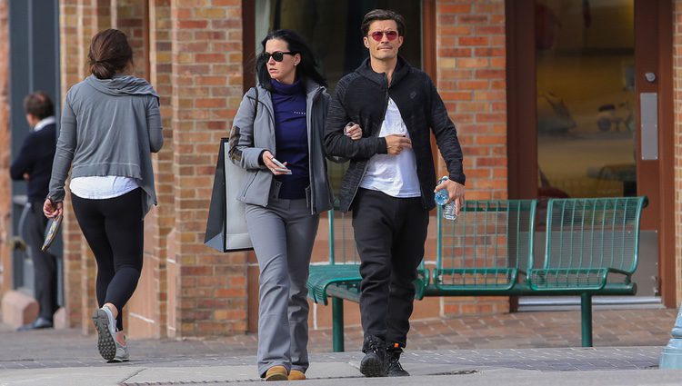 Orlando Bloom paseando de la mano de Katy Perry