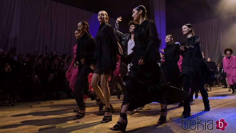 Bella y Gigi Hadid junto al resto de modelos en la pasarela de H&M en París