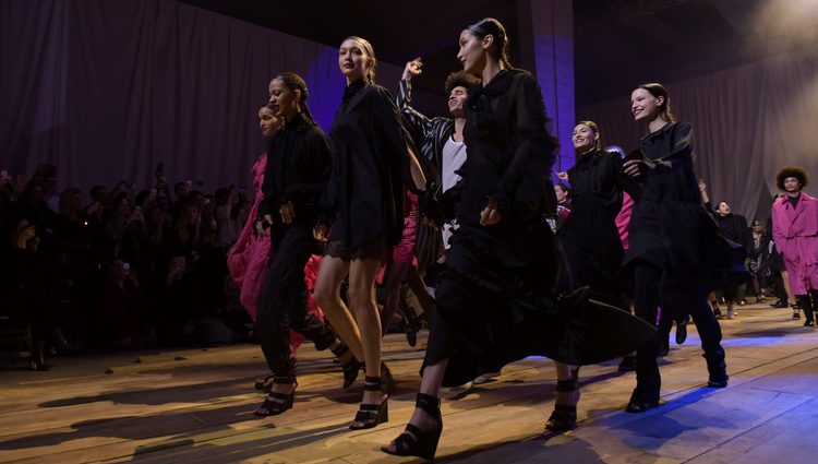 Bella y Gigi Hadid junto al resto de modelos en la pasarela de H&M en París