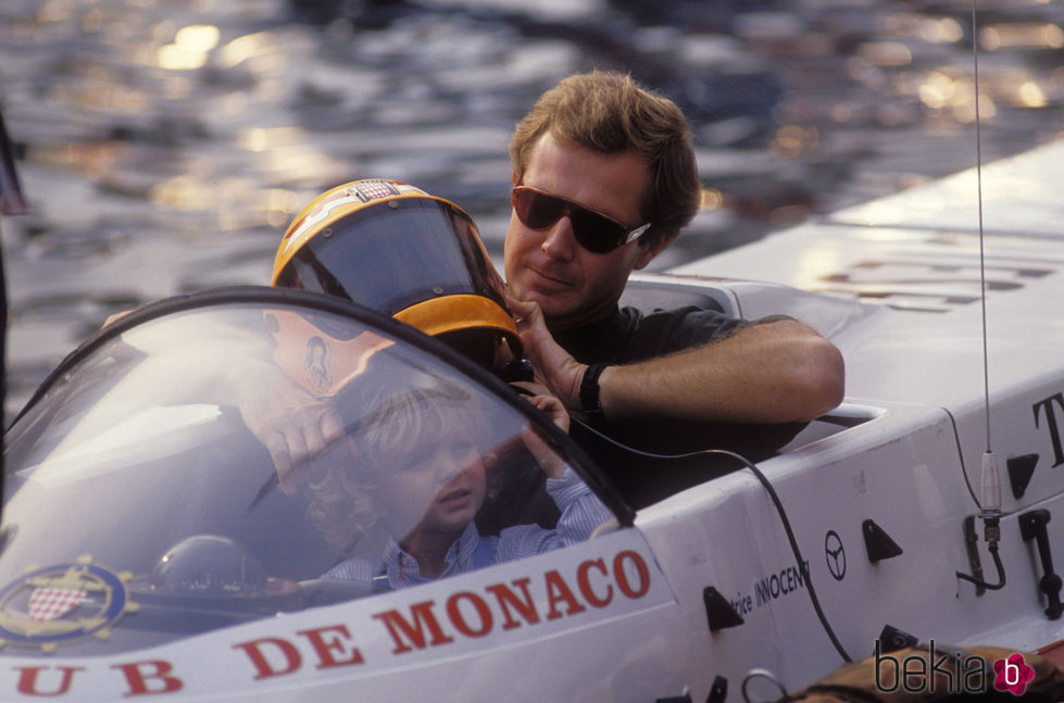 Pierre Casiraghi con su padre Stefano cuando era un niño