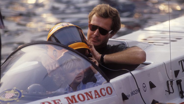 Pierre Casiraghi con su padre Stefano cuando era un niño