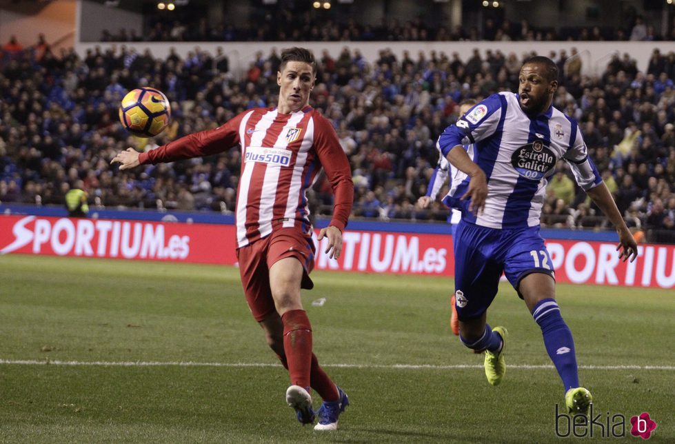 Fernando Torres en el partido de Liga de Riazor antes del fuerte choque que le dejó inconsciente