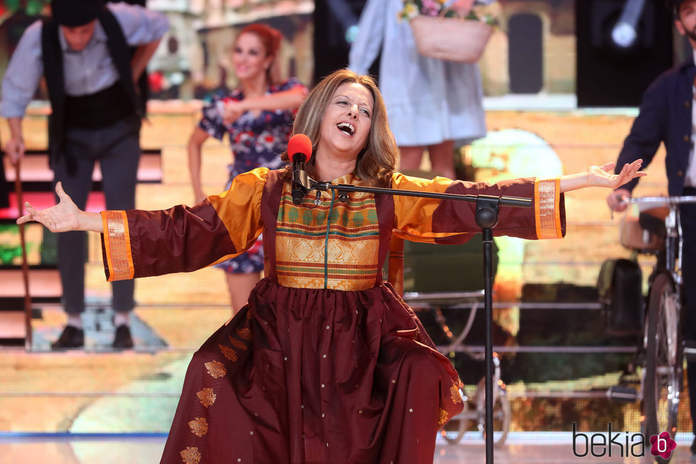 Yolanda Ramos interpretando a María Ostiz en la segunda gala de 'Tu cara me suena 5'