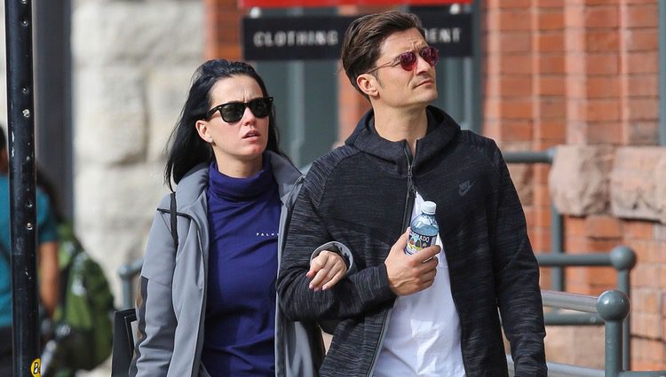 Katy Perry y Orlando Bloom paseando por la calle