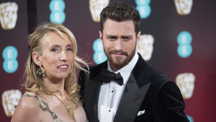 Sam Taylor-Johnson junto a su marido en los EE British Academy Film Awards