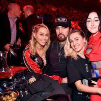 Miley Cyrus, Billy Ray Cyrus, Noah Cyrus y Tish Cyrus en los iHeartRadio Awards 2017