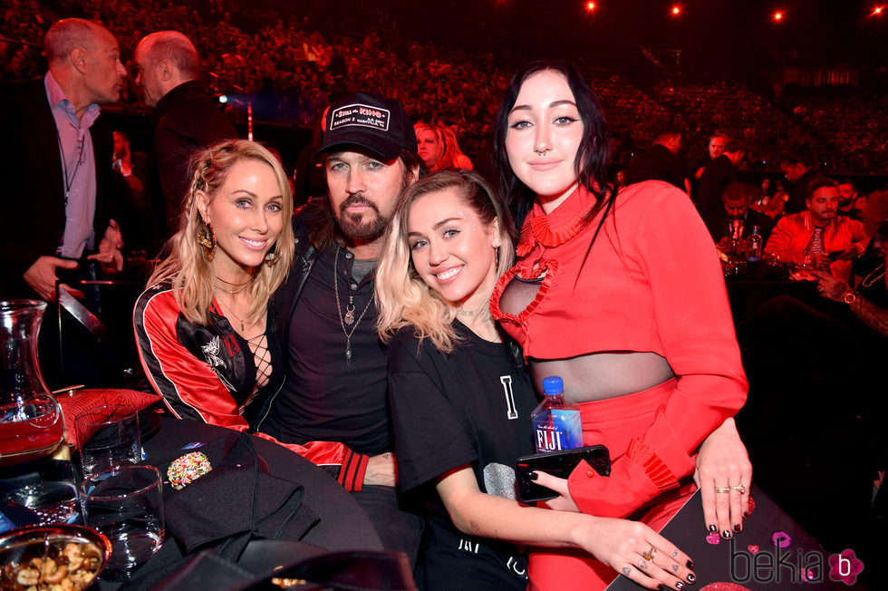 Miley Cyrus, Billy Ray Cyrus, Noah Cyrus y Tish Cyrus en los iHeartRadio Awards 2017