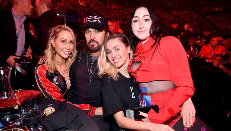 Miley Cyrus, Billy Ray Cyrus, Noah Cyrus y Tish Cyrus en los iHeartRadio Awards 2017