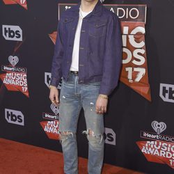 Macklemore en la alfombra roja de los iHeartRadio Awards 2017