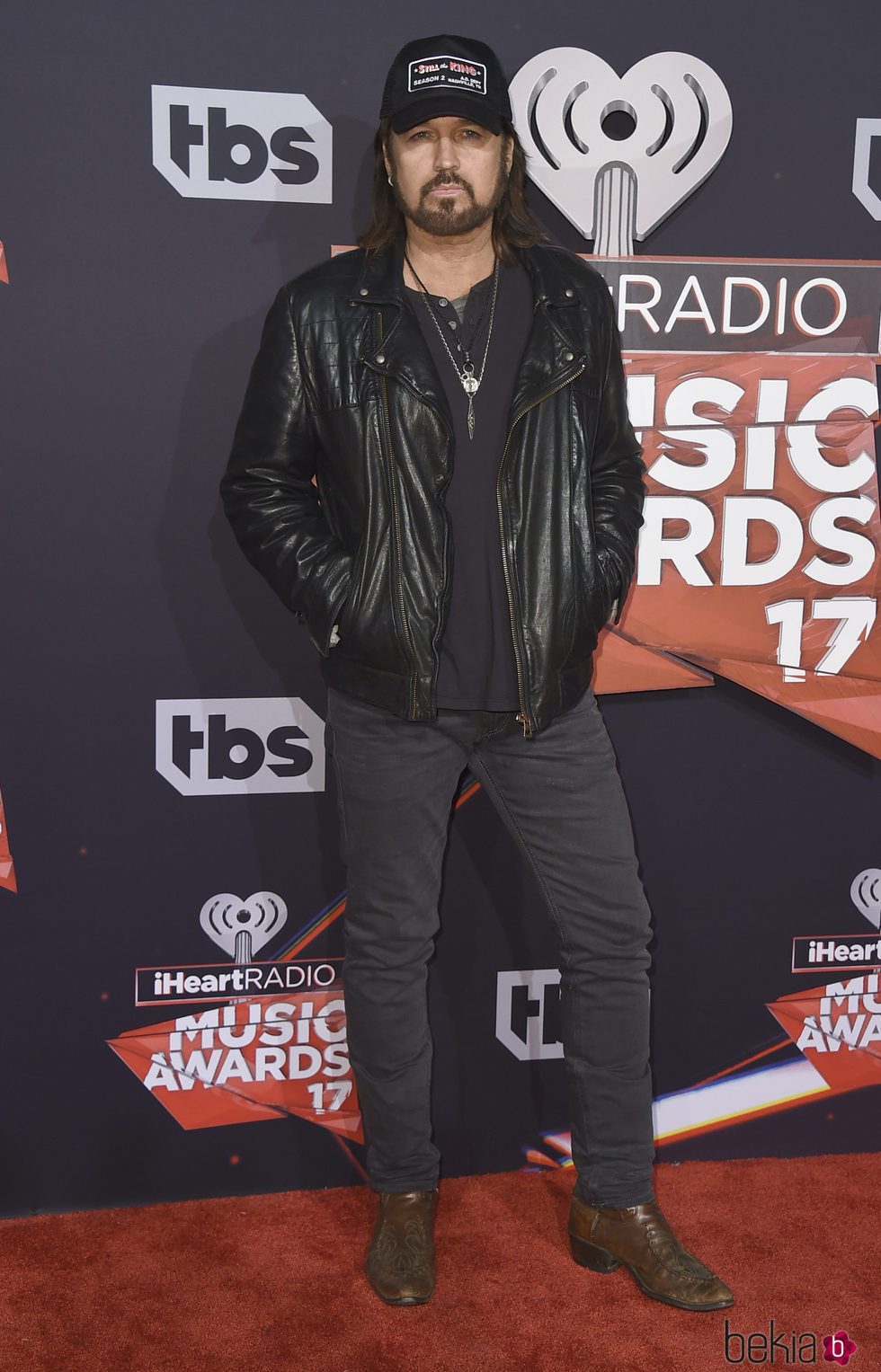 Billy Ray Cyrus en la alfombra roja de los iHeartRadio Awards 2017