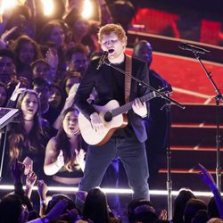 Ed Sheeran actuando en los iHeartRadio Music Awards 2017