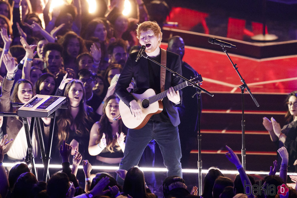 Ed Sheeran actuando en los iHeartRadio Music Awards 2017