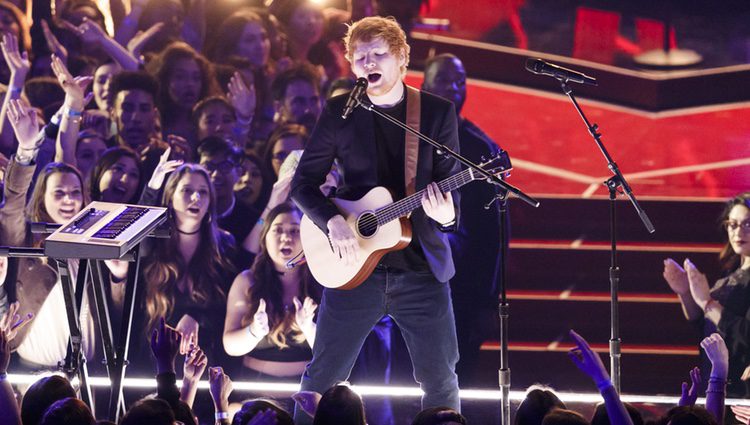 Ed Sheeran actuando en los iHeartRadio Music Awards 2017