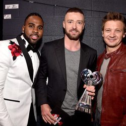 Justin Tmberlake con Jason Derulo y Jeremy Renner en los iHeartRadio Music Awards 2017