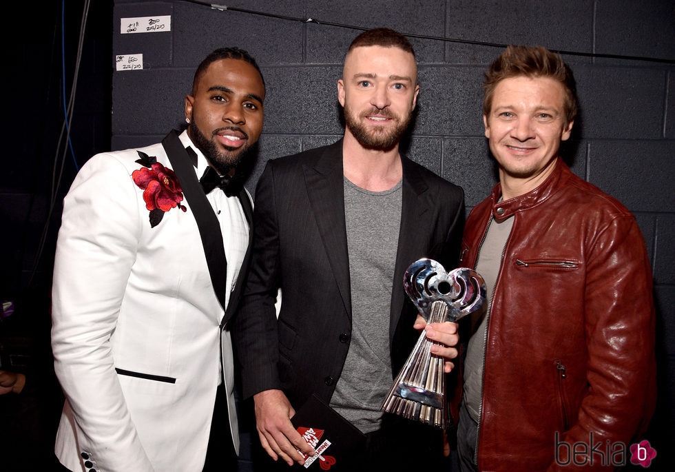 Justin Tmberlake con Jason Derulo y Jeremy Renner en los iHeartRadio Music Awards 2017