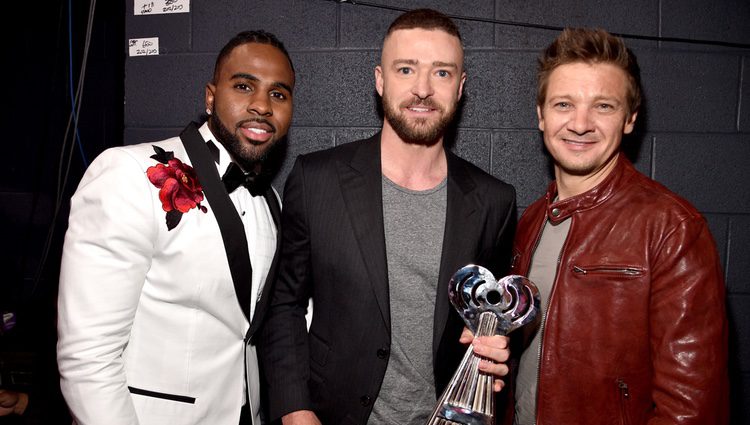 Justin Tmberlake con Jason Derulo y Jeremy Renner en los iHeartRadio Music Awards 2017