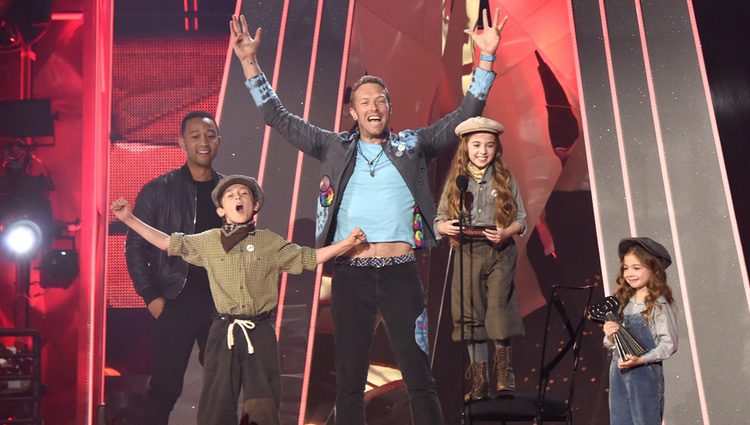 Chris Martin, integrante de Coldplay, con su premio en los iHeartRadio Music Awards 2017