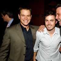 Matt Damon, Casey y Ben Affleck sonriendo en un evento