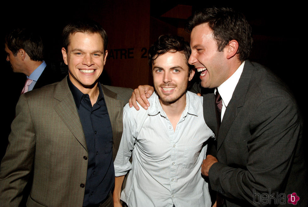 Matt Damon, Casey y Ben Affleck sonriendo en un evento