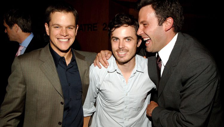 Matt Damon, Casey y Ben Affleck sonriendo en un evento