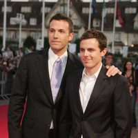 Ben Affleck y Casey Affleck en un evento durante sus inicios