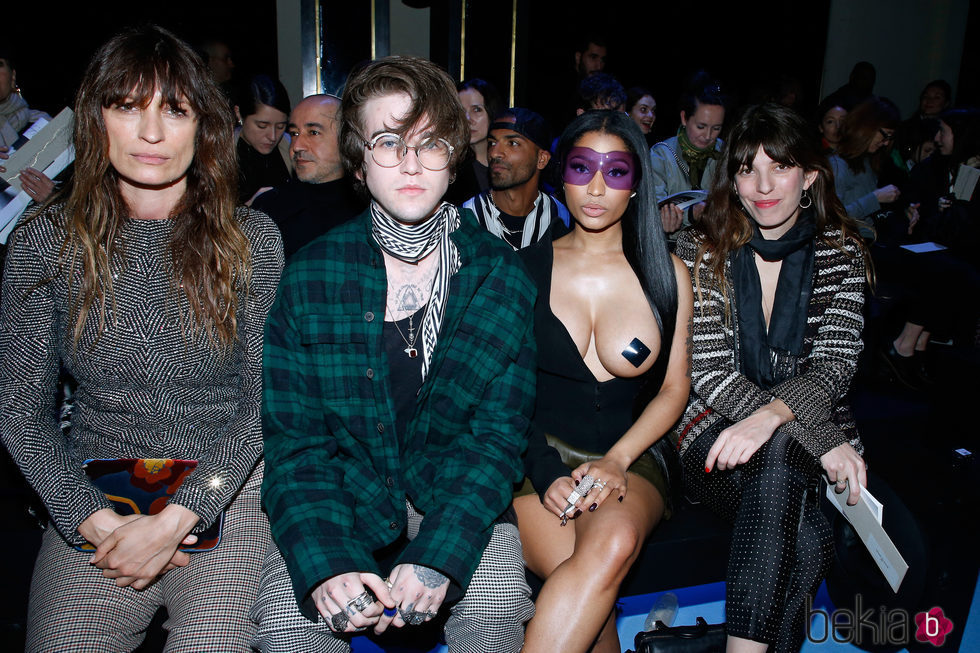 Nicki Minaj junto a Gabriel Kane, Caroline de Maigret y Lou Doillon