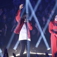 Noah Cyrus y Labrinth actuando en los iHeartradio Music Awards 2017