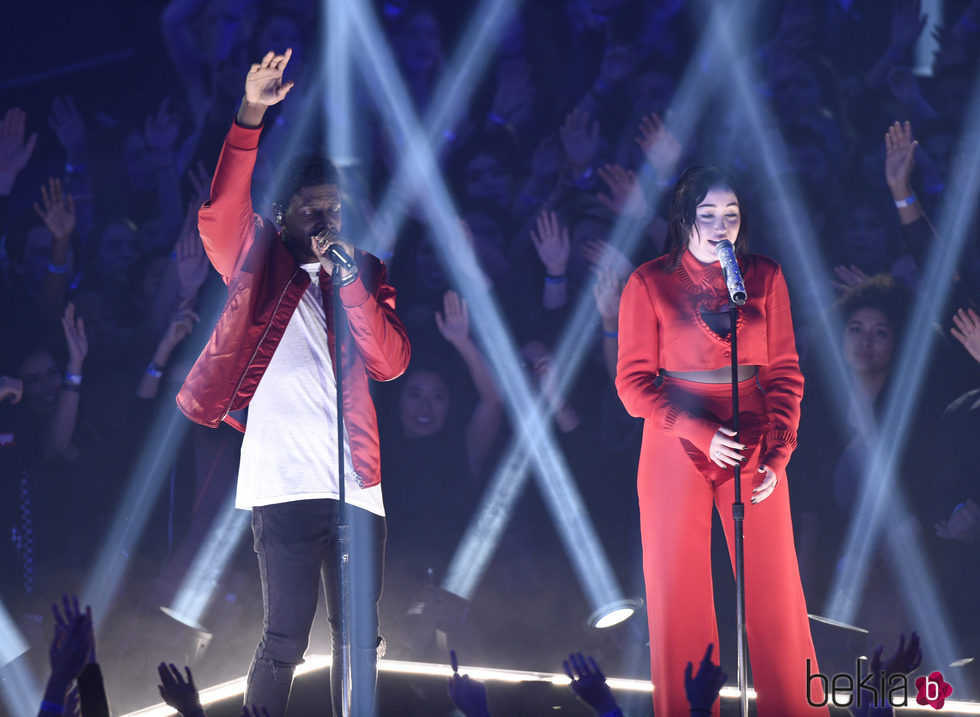 Noah Cyrus y Labrinth actuando en los iHeartradio Music Awards 2017