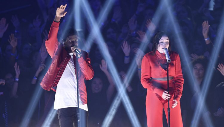 Noah Cyrus y Labrinth actuando en los iHeartradio Music Awards 2017