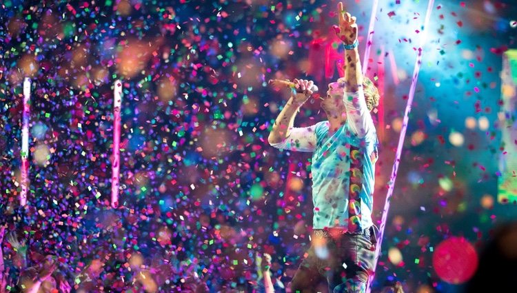 Chris Martin actuando en los iHeartRadio Music Awards 2017