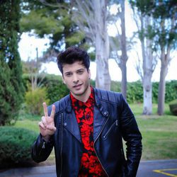 Blas Cantó haciendo el signo de la victoria tras ganar 'Tu cara me suena 5'