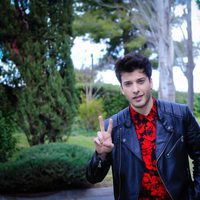 Blas Cantó haciendo el signo de la victoria tras ganar 'Tu cara me suena 5'