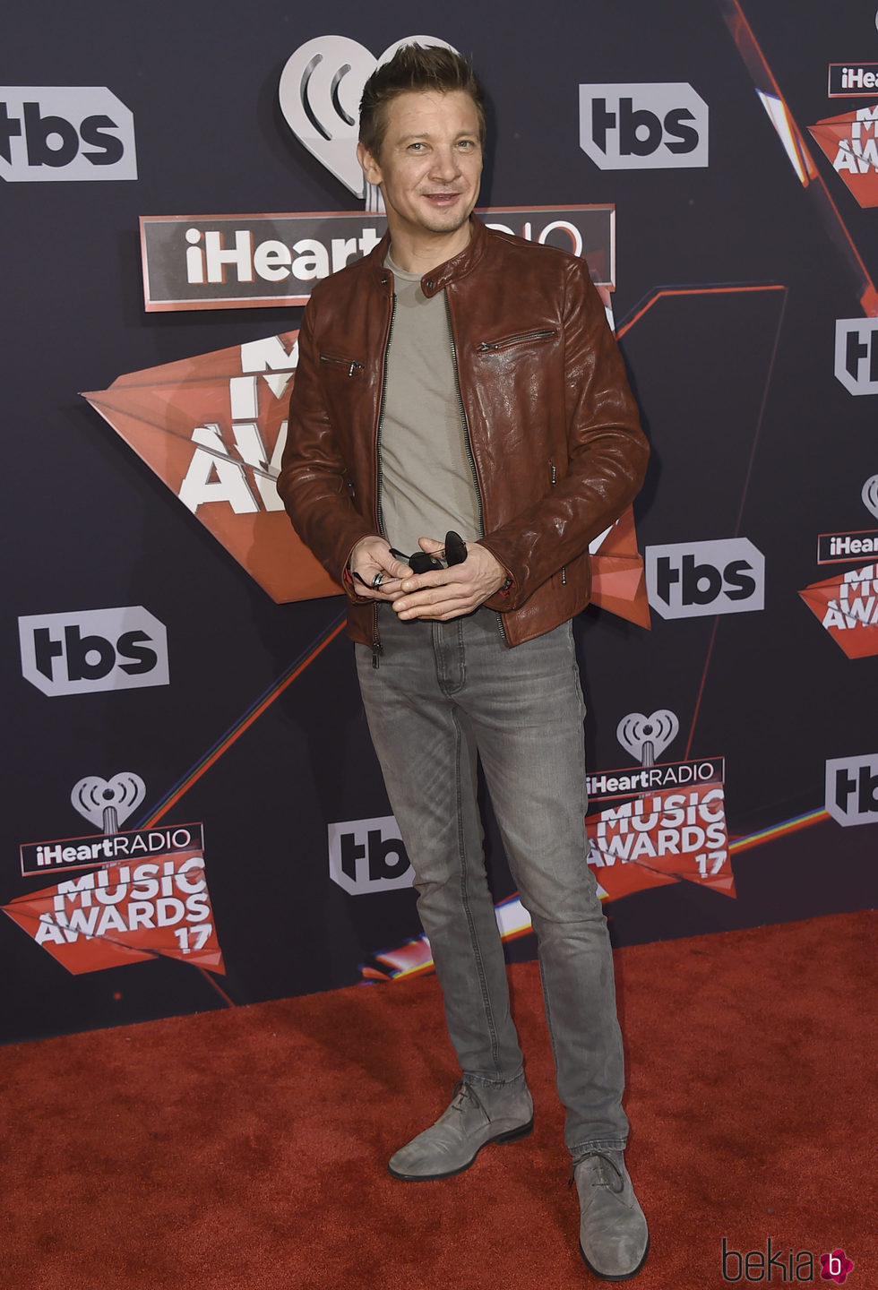 Jeremy Renner en la alfombra roja de los iHeartRadio Music Awards 2017