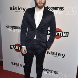 Álvaro Cervantes en la alfombra roja de los Premios Fotogramas de Plata 2016