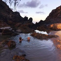 Tristan y Sasha Hemsworth dándose un chapuzón en Byron Bay