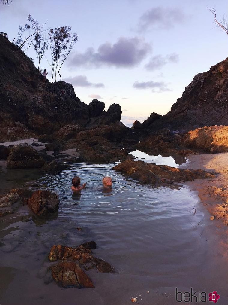 Tristan y Sasha Hemsworth dándose un chapuzón en Byron Bay