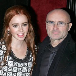 Lily Collins junto a su padre Phil Collins en el año 2009