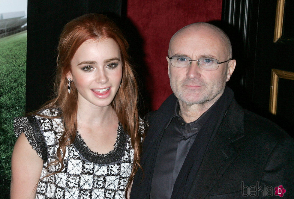 Lily Collins junto a su padre Phil Collins en el año 2009