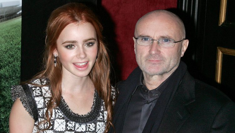 Lily Collins junto a su padre Phil Collins en el año 2009