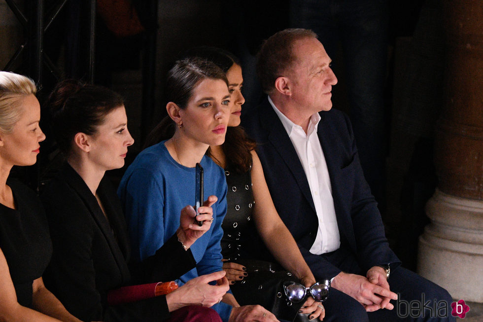 Carlota Casiraghi en el front row del desfile de Stella McCartney en la Paris Fashion Week