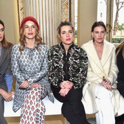 Carlota Casiraghi con Bianca Brandolini, Eugenie Niarchos, Juliette Dol y Lauren Santo Domingo en la Paris Fashion Week