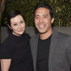 Shannen Doherty y el activista Marc Ching