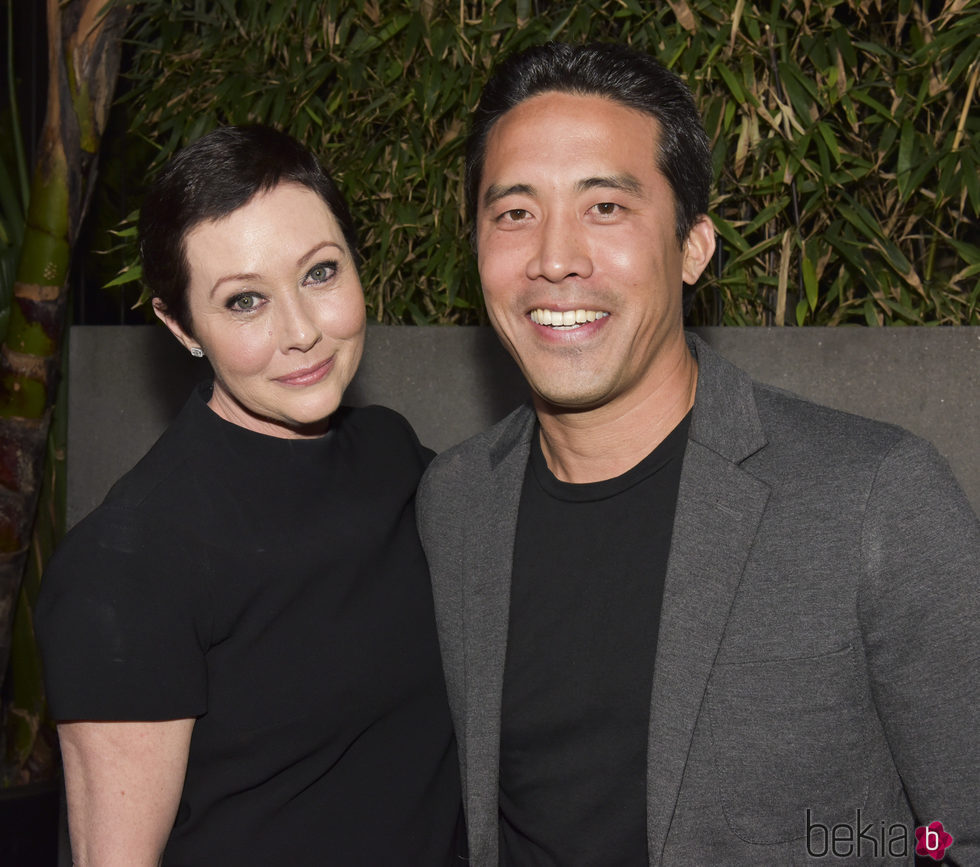 Shannen Doherty y el activista Marc Ching