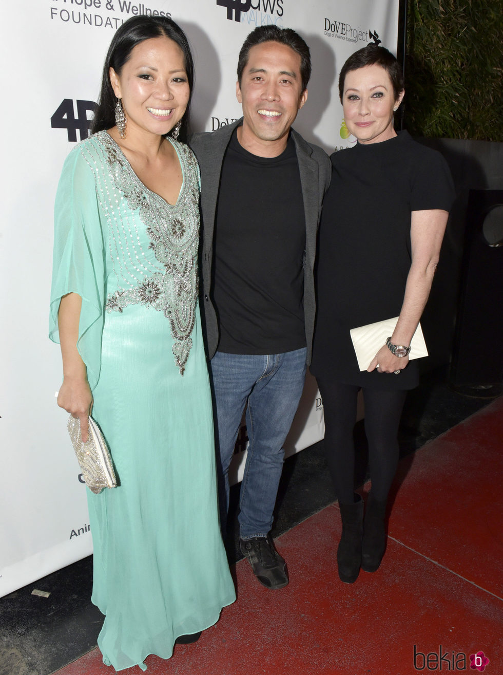 Shannen Doherty con los activistas Marc y Linda Ching