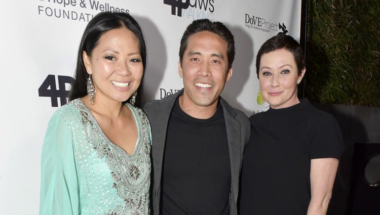 Shannen Doherty con los activistas Marc y Linda Ching