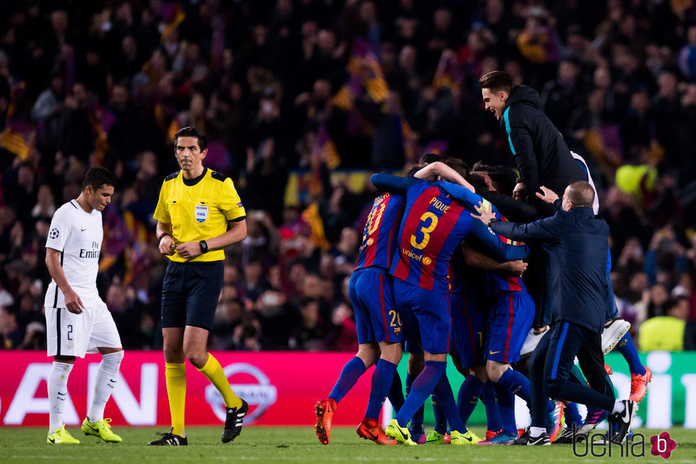 Los jugadores del Barça celebran su histórica remontada ante el PSG en la Champions