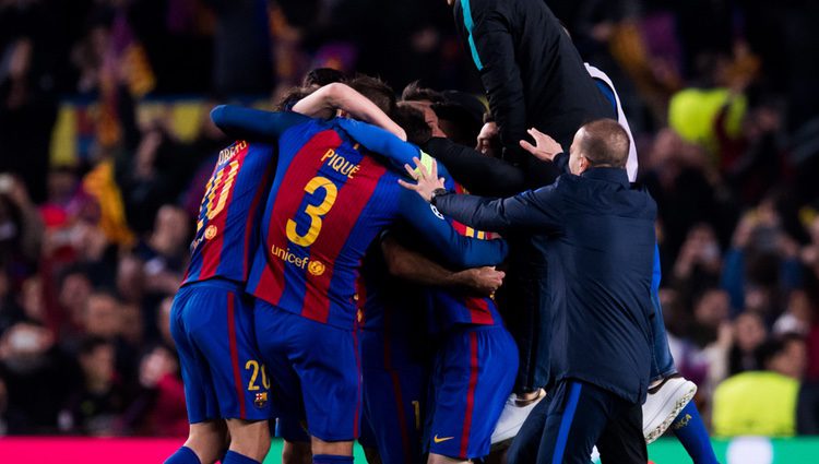 Los jugadores del Barça celebran su histórica remontada ante el PSG en la Champions