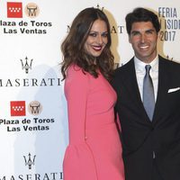 Cayetano Rivera y Eva González posando en la fiesta de presentación de la Feria de San Isidro 2017